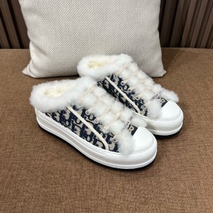 디올 플랫폼 퍼 뮬 스니커즈