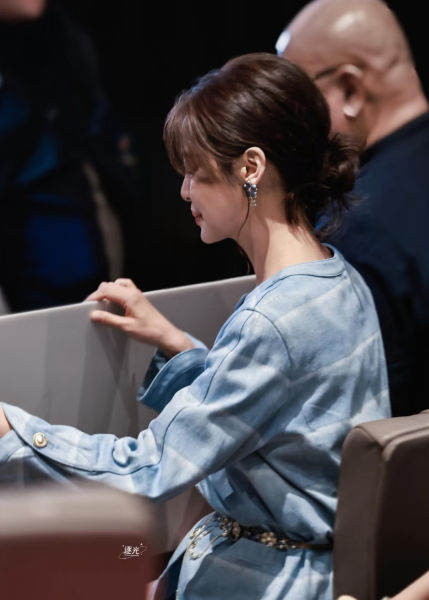 샤넬 가죽 꽃무늬 펜던트 C 귀걸이