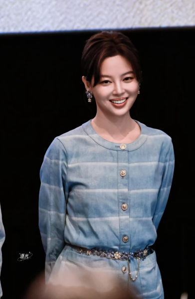 샤넬 가죽 꽃무늬 펜던트 C 귀걸이