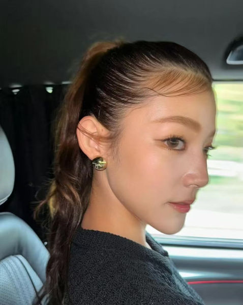 샤넬 26C 뉴 골드 크리스탈 더블 C 반구형 버튼 귀걸이