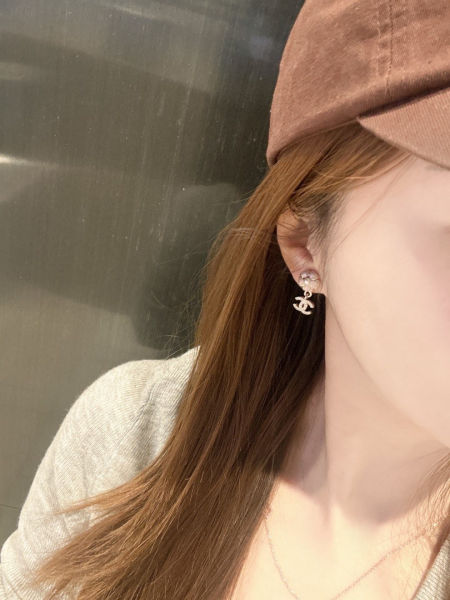 샤넬 핑크 에나멜 까멜리아 더블 C 펜던트 귀걸이