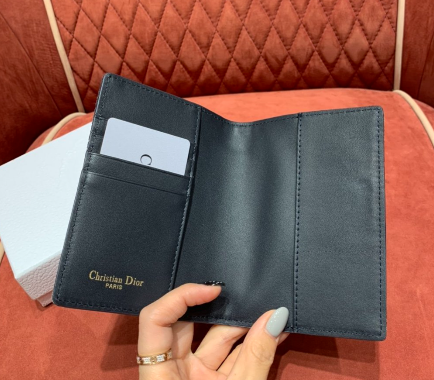 D. 오블리크 패스포토 케이스