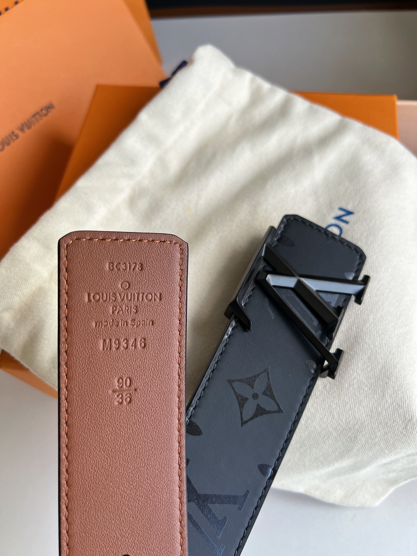 루이비통 피라미드 리버시블 벨트 4cm M9346 3컬러