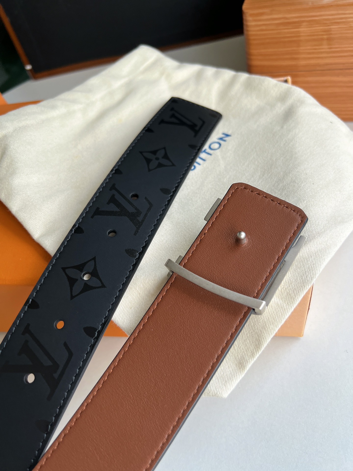 루이비통 피라미드 리버시블 벨트 4cm M9346 3컬러