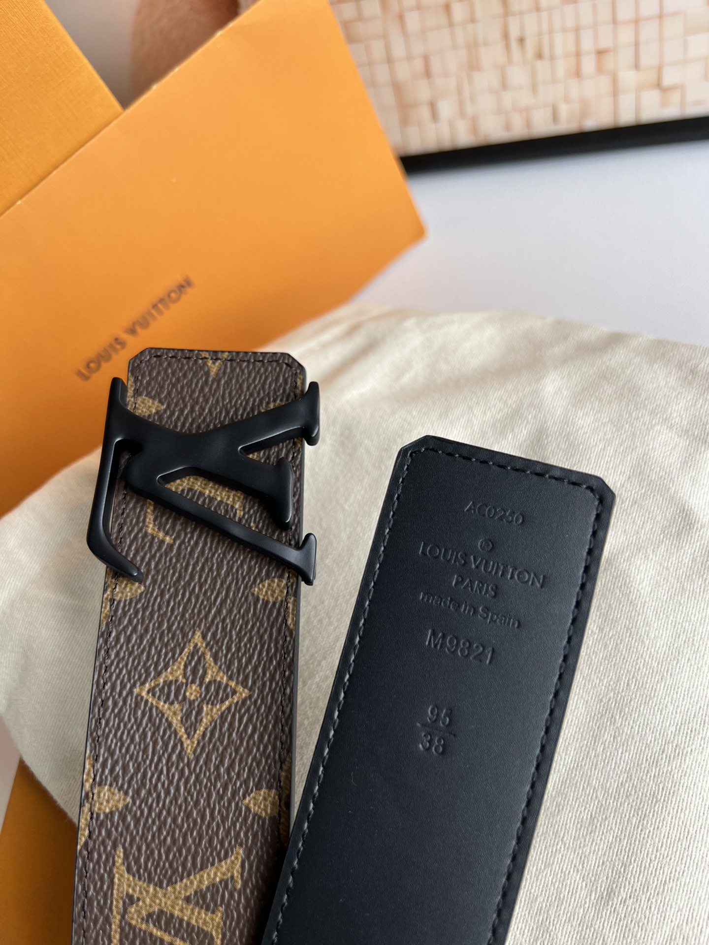 루이비통 LV 이니셜 모노그램 리버시블 40mm 벨트 2컬러