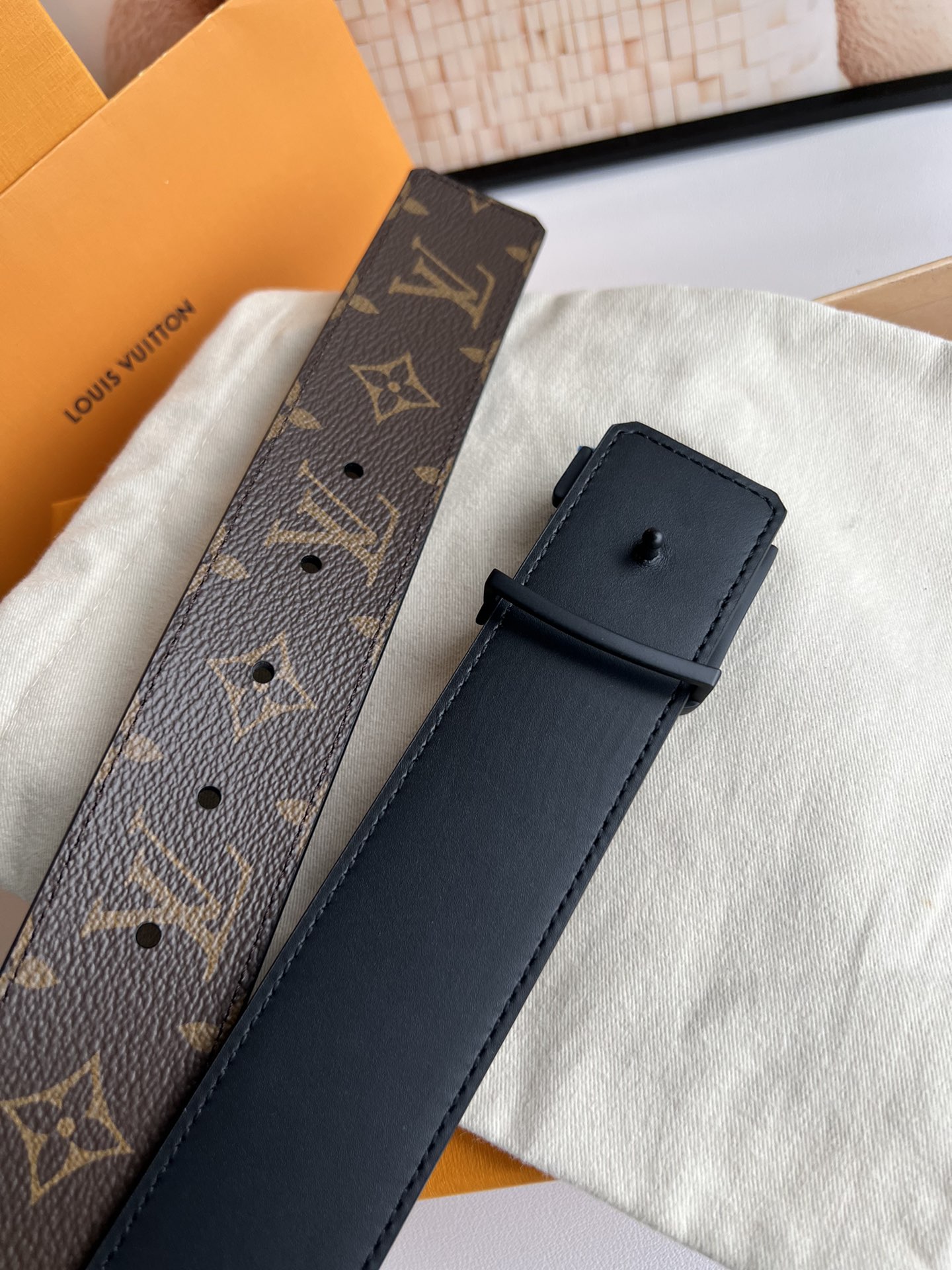 루이비통 LV 이니셜 모노그램 리버시블 40mm 벨트 2컬러