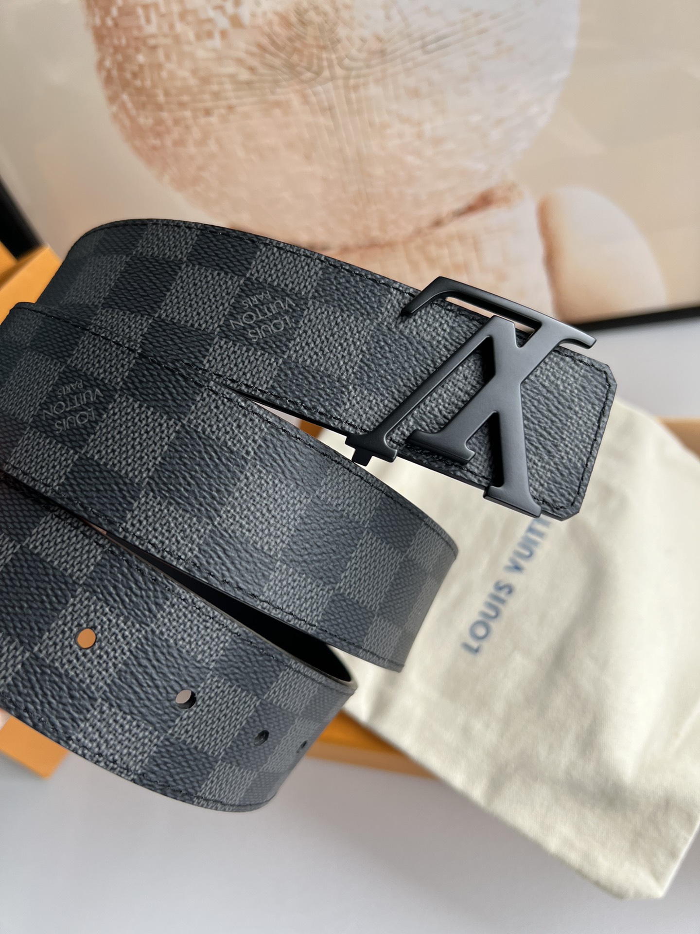 루이비통 LV 이니셜 다미에 클램프 벨트 40mm 2컬러 블랙