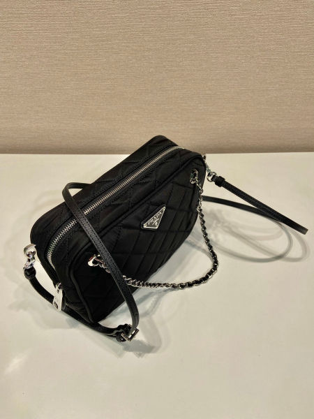 프라다 퀄팅 카메라 스몰 숄더백