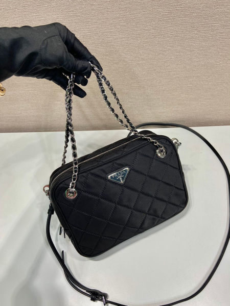 프라다 퀄팅 카메라 스몰 숄더백