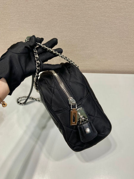 프라다 퀄팅 카메라 미디움 숄더백