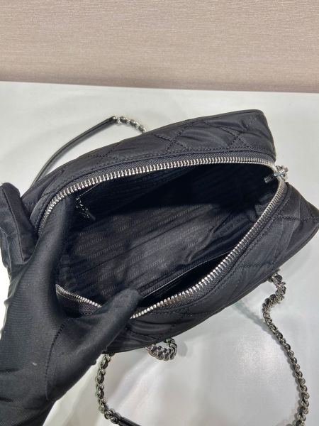 프라다 퀄팅 카메라 미디움 숄더백