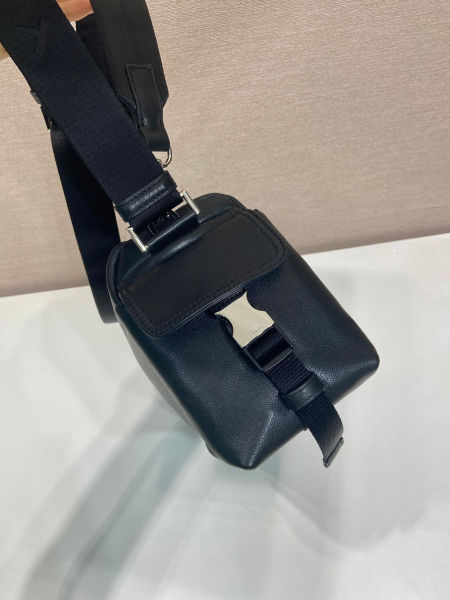 프라다 익스플로어 레더 숄더백(2color)