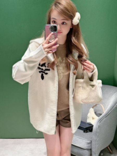 프라다 시어링 미니 핸드백