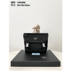 프라다 리나일론 및 사피아노 가죽 숄더백