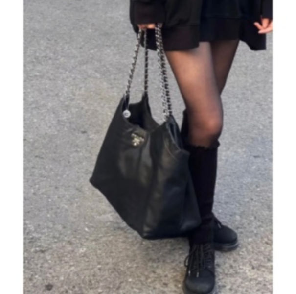 프라다 소프트 카프 레더 체인 토트백