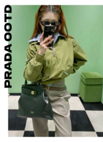 프라다 미디엄 에뛰드 가죽 백