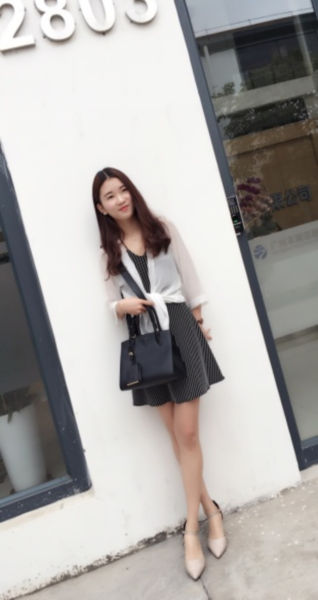 프라다 모노크롬 스몰 사피아노 레더 토트백