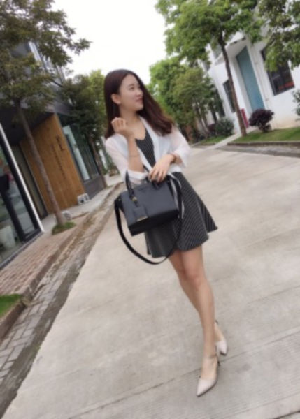 프라다 모노크롬 스몰 사피아노 레더 토트백