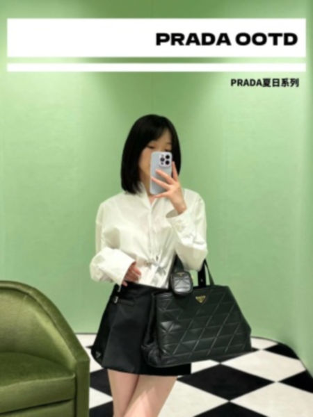 프라다 라지 퀼팅 가죽 토트백