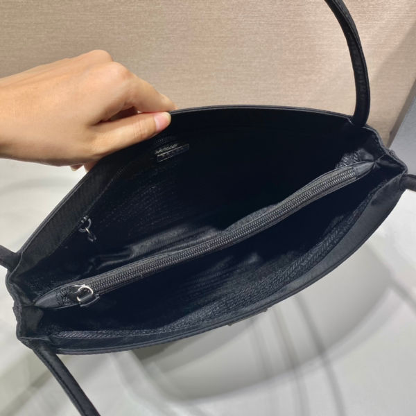프라다 포코노 나일론 라지 토트백