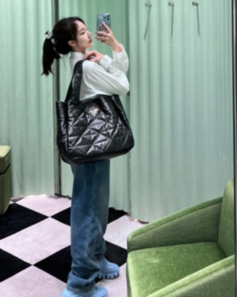 프라다 탑스티치 장식 나파 가죽 토트백