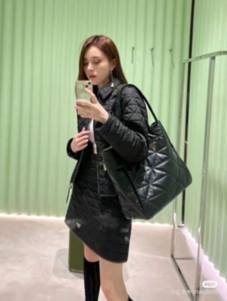프라다 탑스티치 장식 나파 가죽 토트백