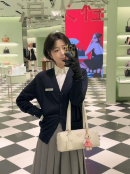 프라다 미디엄 레더 탑 핸들 백 패드락