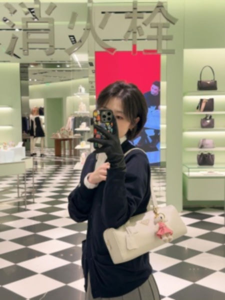 프라다 미디엄 레더 탑 핸들 백 패드락