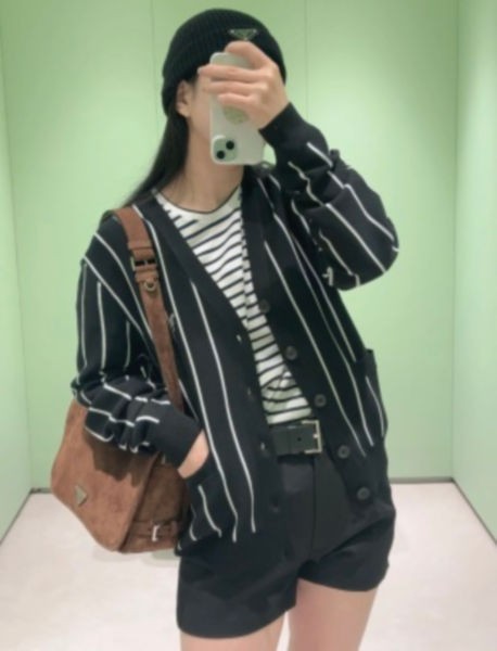 프라다 스웨이드 가죽 숄더백