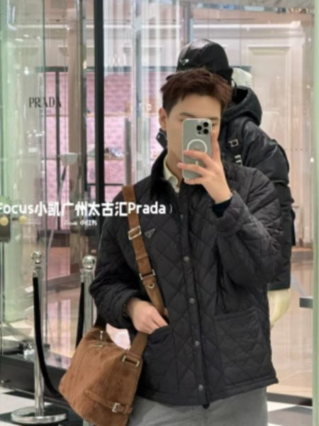 프라다 스웨이드 가죽 메신저백