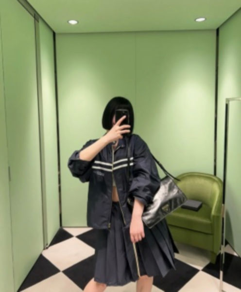 프라다 미디엄 가죽 숄더백
