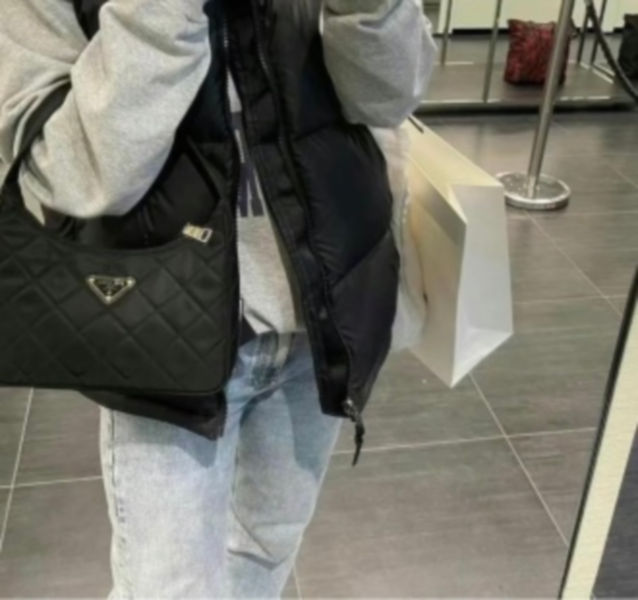 프라다 나일론 퀼팅 호보 숄더백
