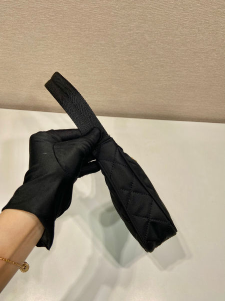 프라다 나일론 퀼팅 호보 숄더백
