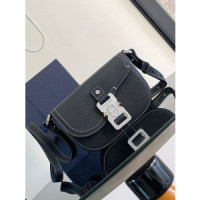 디올 새들 익스플로러 백팩
