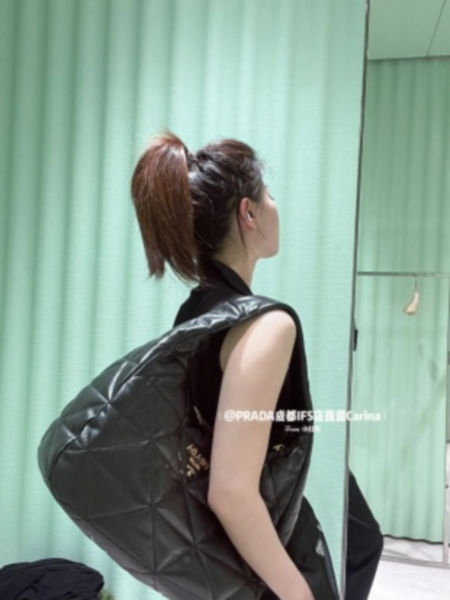 프라다 라지 탑스티치 나파 레더 백