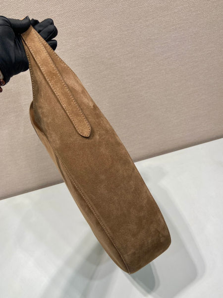 프라다 클레오 스웨이드 레더 숄더백