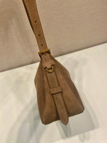 프라다 에이미 스몰 스웨이드 숄더백