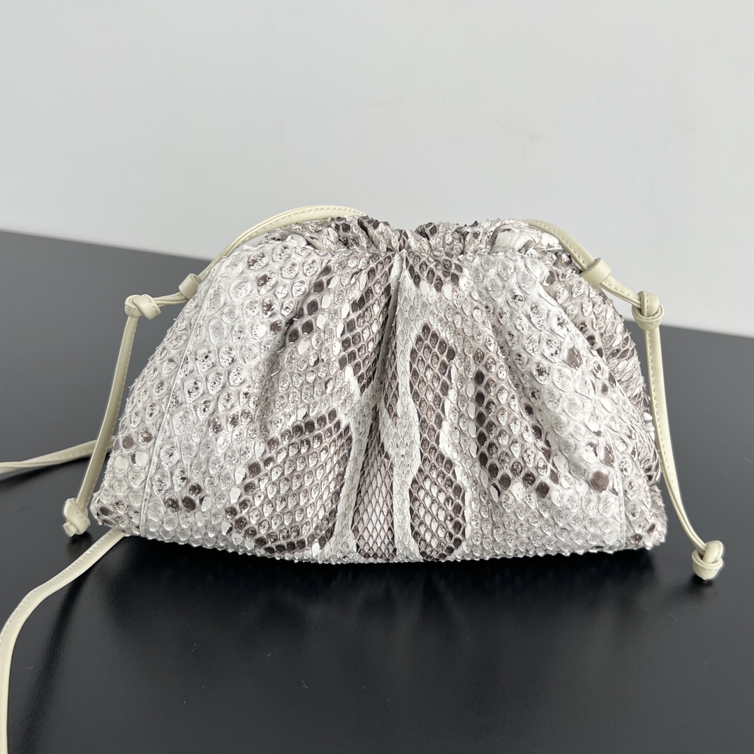보테가 리얼 파이톤 가죽 만두 클러치