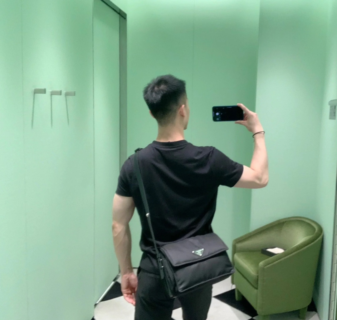 프라다 리나일론 미디엄 패딩 숄더백