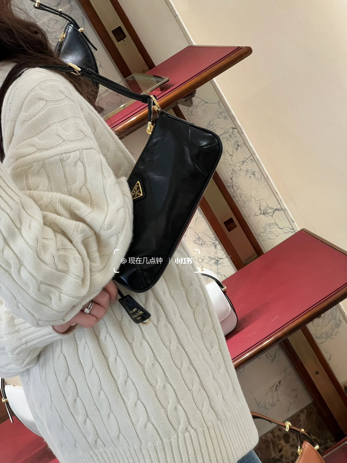 프라다 리에디션 레더 숄더백