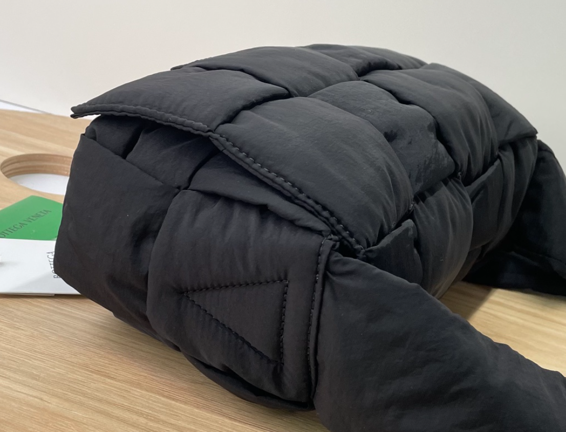 보테가 패딩 나일론 테크 카세트백