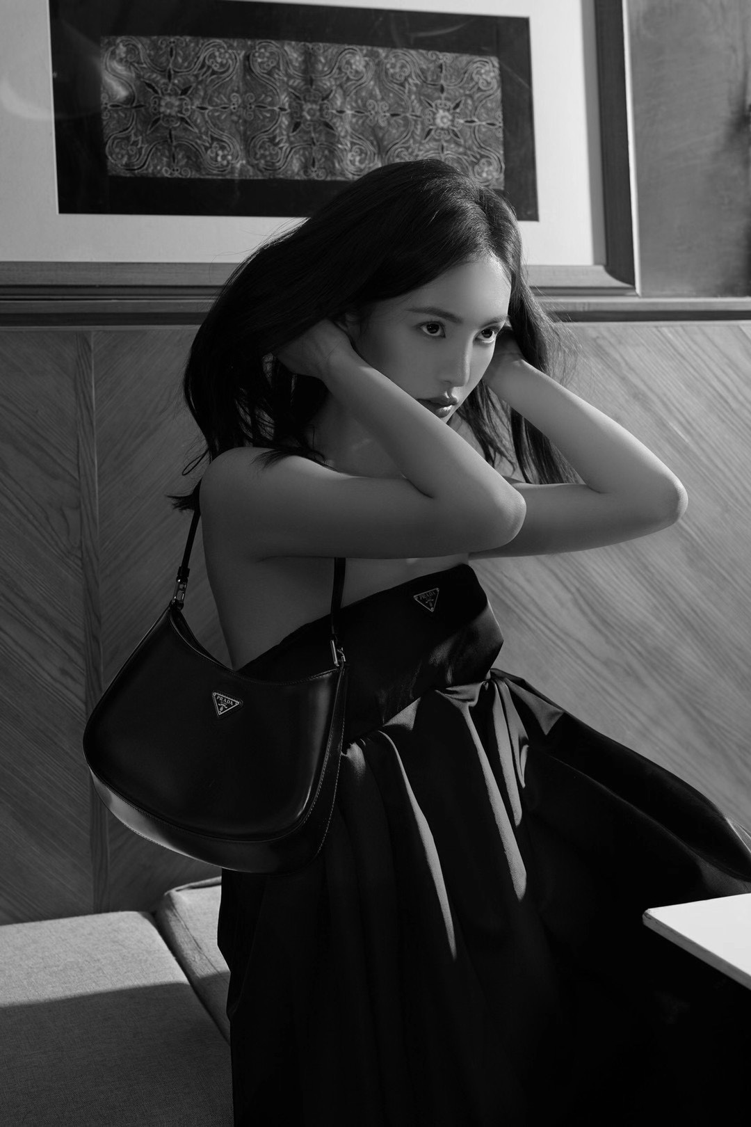 프라다 클레오 브러시드 레더 호보백