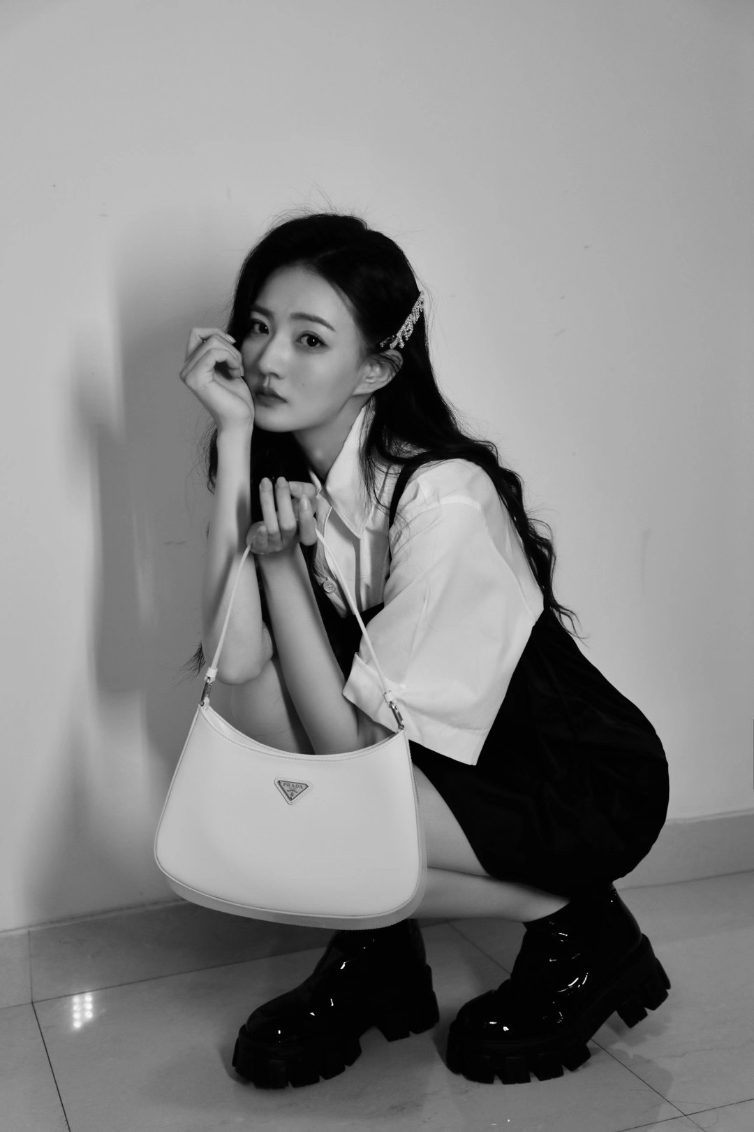 프라다 클레오 브러시드 레더 호보백