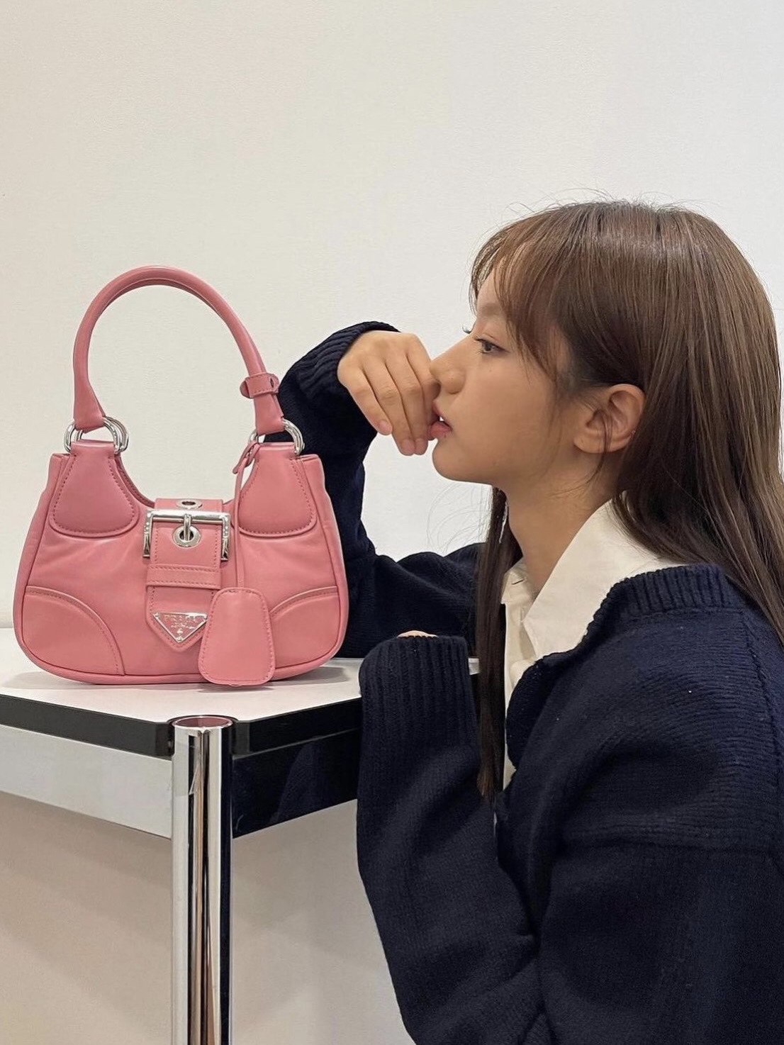프라다 문백 나파 레더 숄더백
