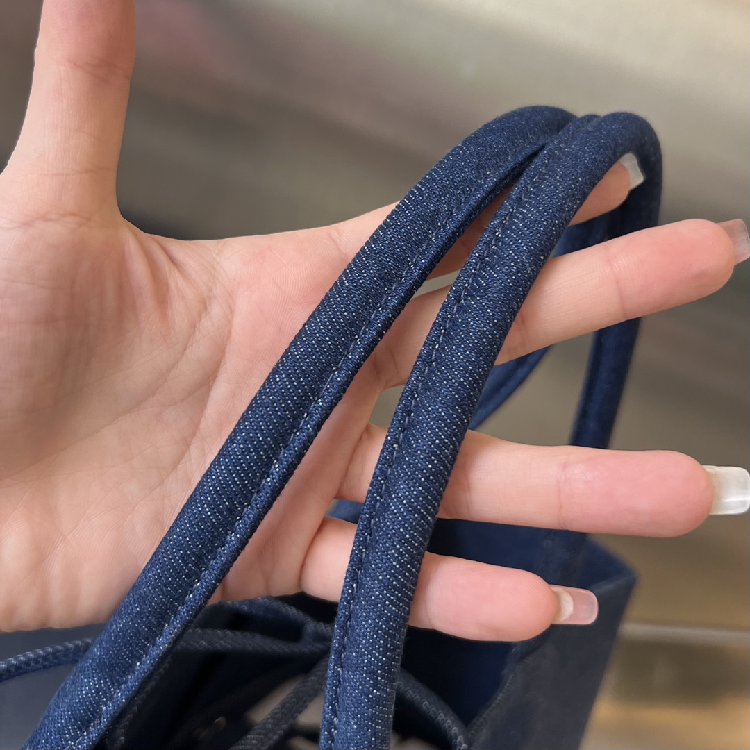 보테가 데님 맥시 인트레치아토 아르코 토트백