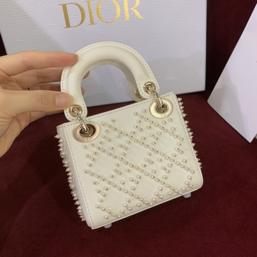 D.  레이디 디올 엑스트라 미니 핸드백