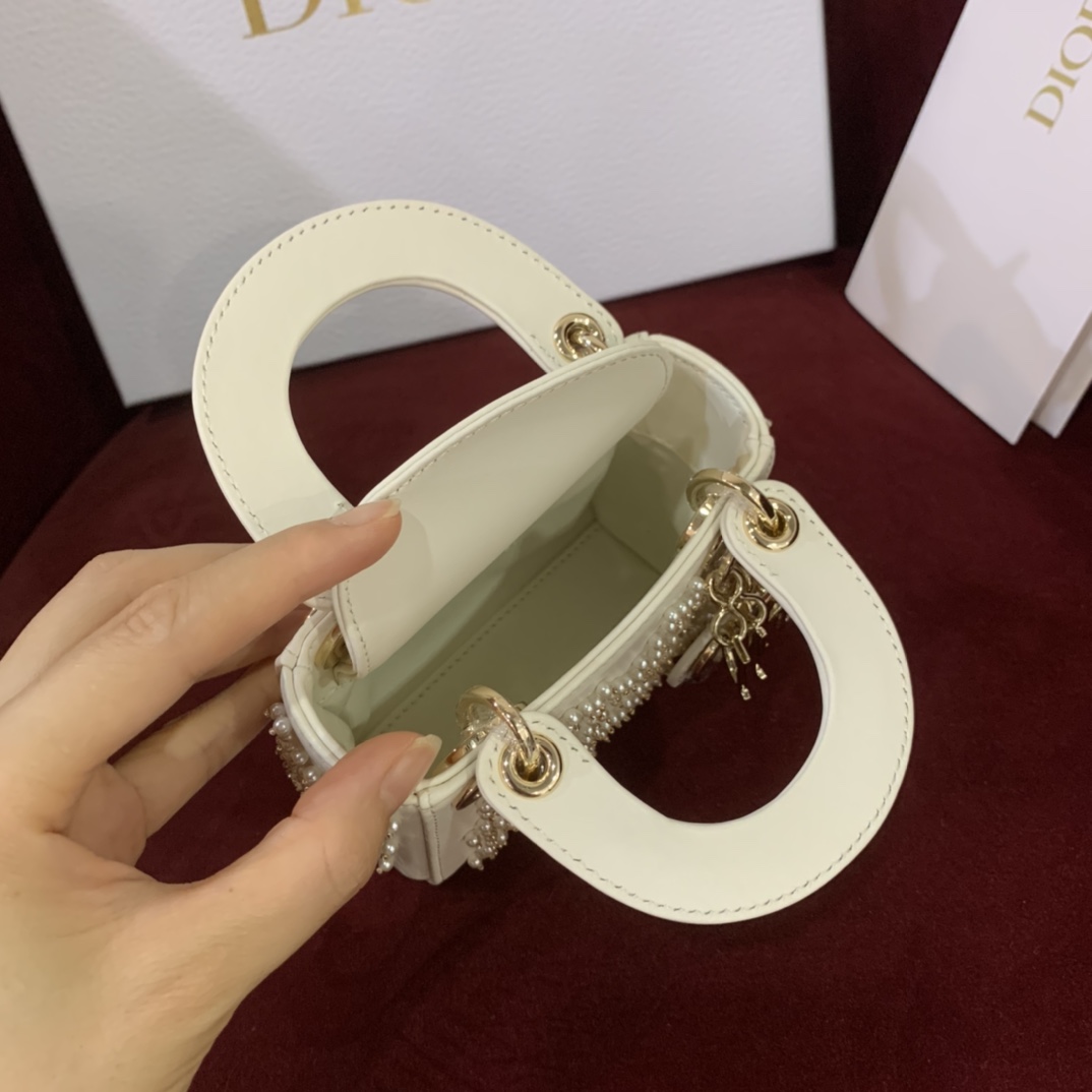 D.  레이디 디올 엑스트라 미니 핸드백