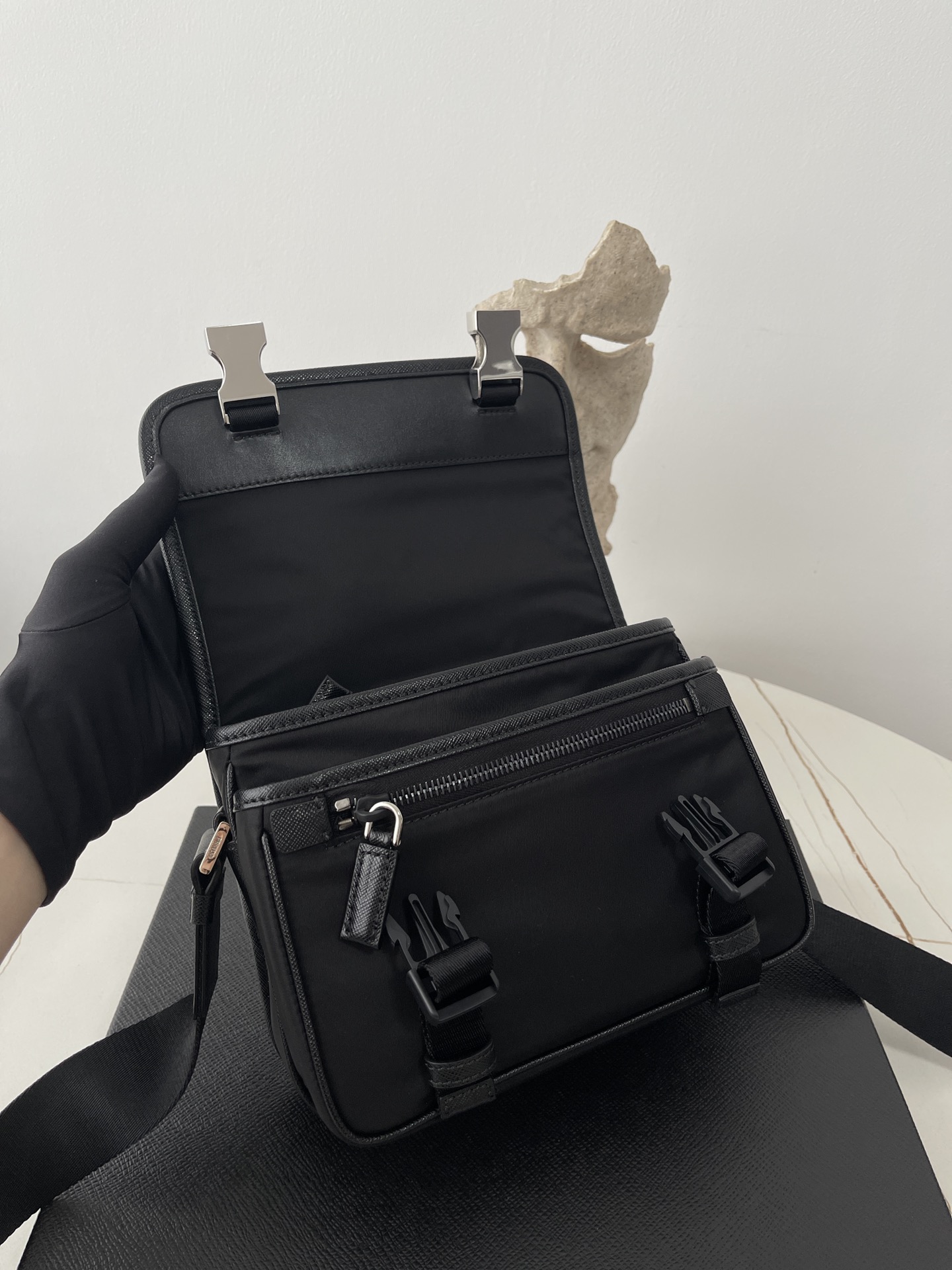 프라다 테수토 나일론 삼각 나일론 숄더백
