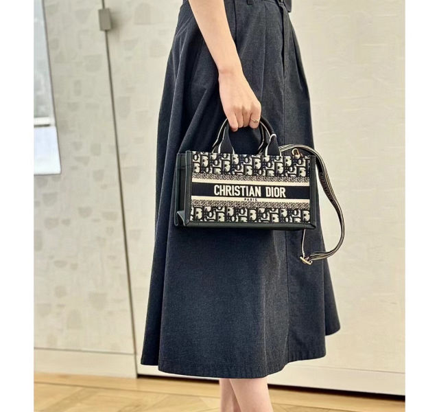 D. 클래식 오블리크 초미니 북 토트백