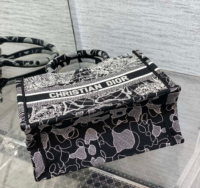 D. 애니멀 자수 스몰 북 토트백 흑백